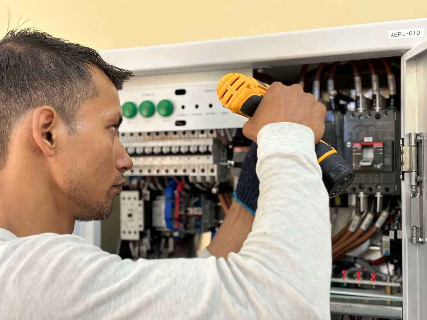 Technicien intervenant sur une armoire électrique